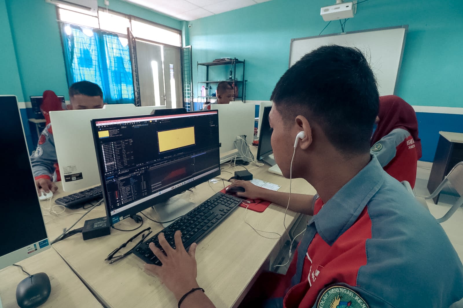 Siswa DKV sedang praktek